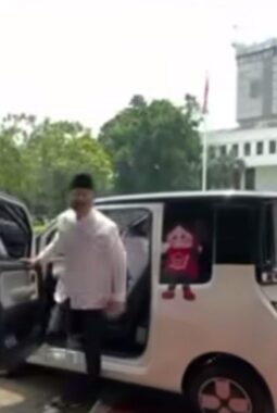 Gus Ipul Pakai Mobil Listrik ke Istana, Bahas DTSEN dan Prestasi Siswa Sekolah Rakyat